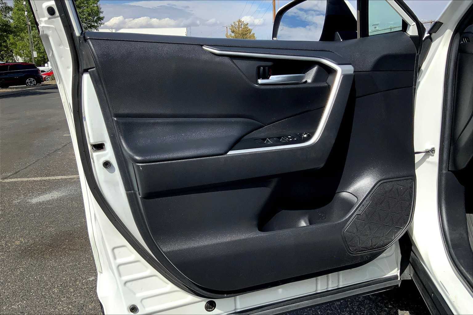 2021 Toyota RAV4 Hybrid XLE photo 18