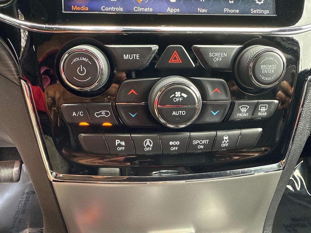 2019 Jeep Grand Cherokee Altitude photo 23