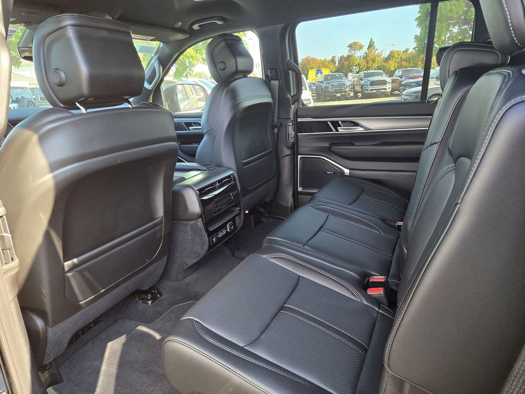 2025 Jeep Wagoneer L Base photo 6