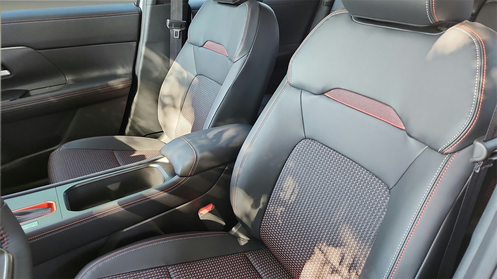 2025 Nissan Kicks SR photo 3