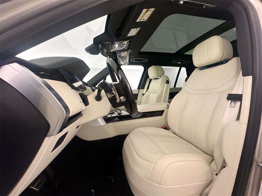 2025 Land Rover Range Rover SE photo 17
