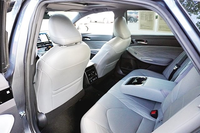 Used 2019 Gray Toyota XLE image 16