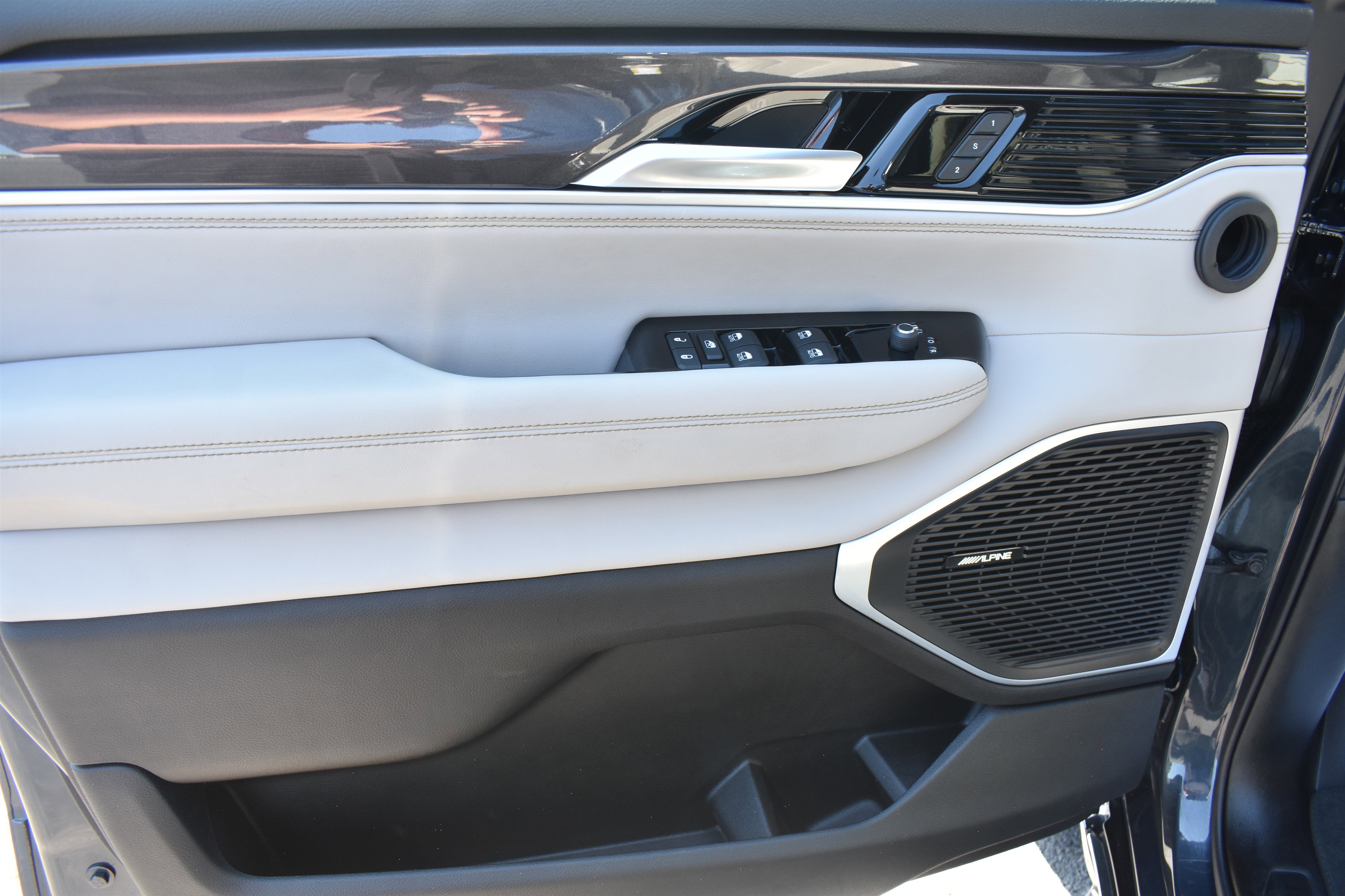 2024 Jeep Wagoneer Base photo 3
