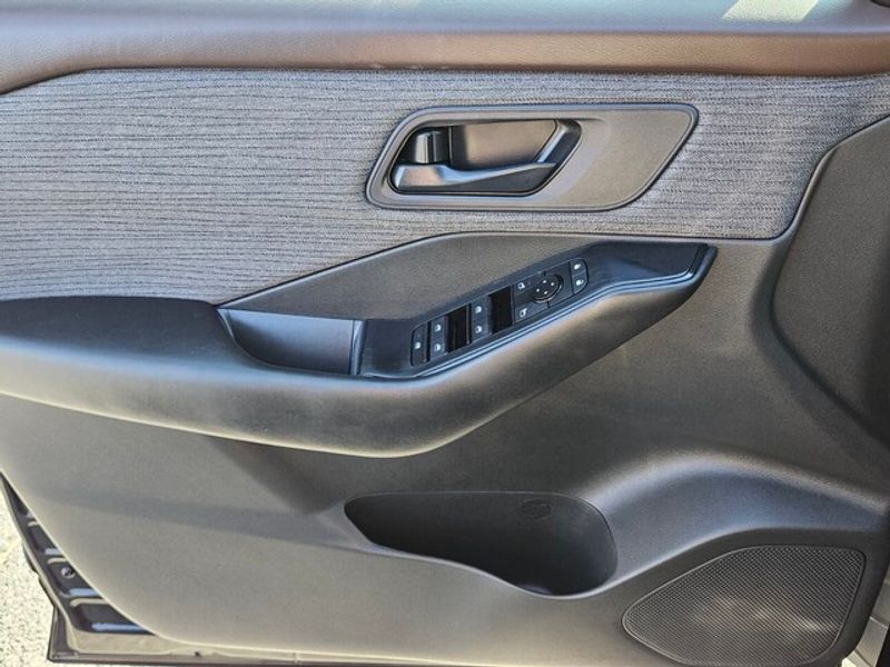 2023 Nissan Rogue S photo 26