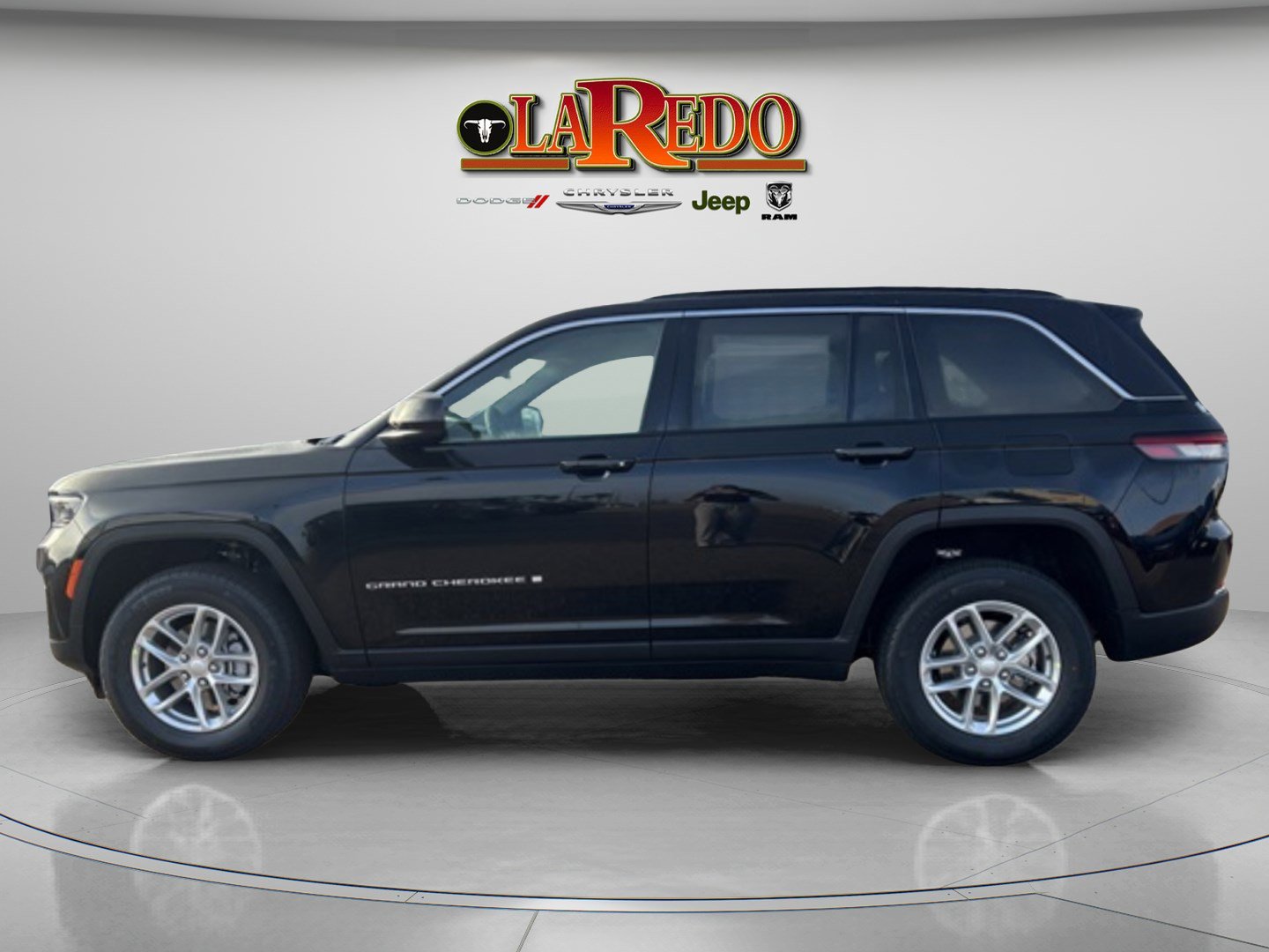 2025 Jeep Grand Cherokee Laredo photo 4