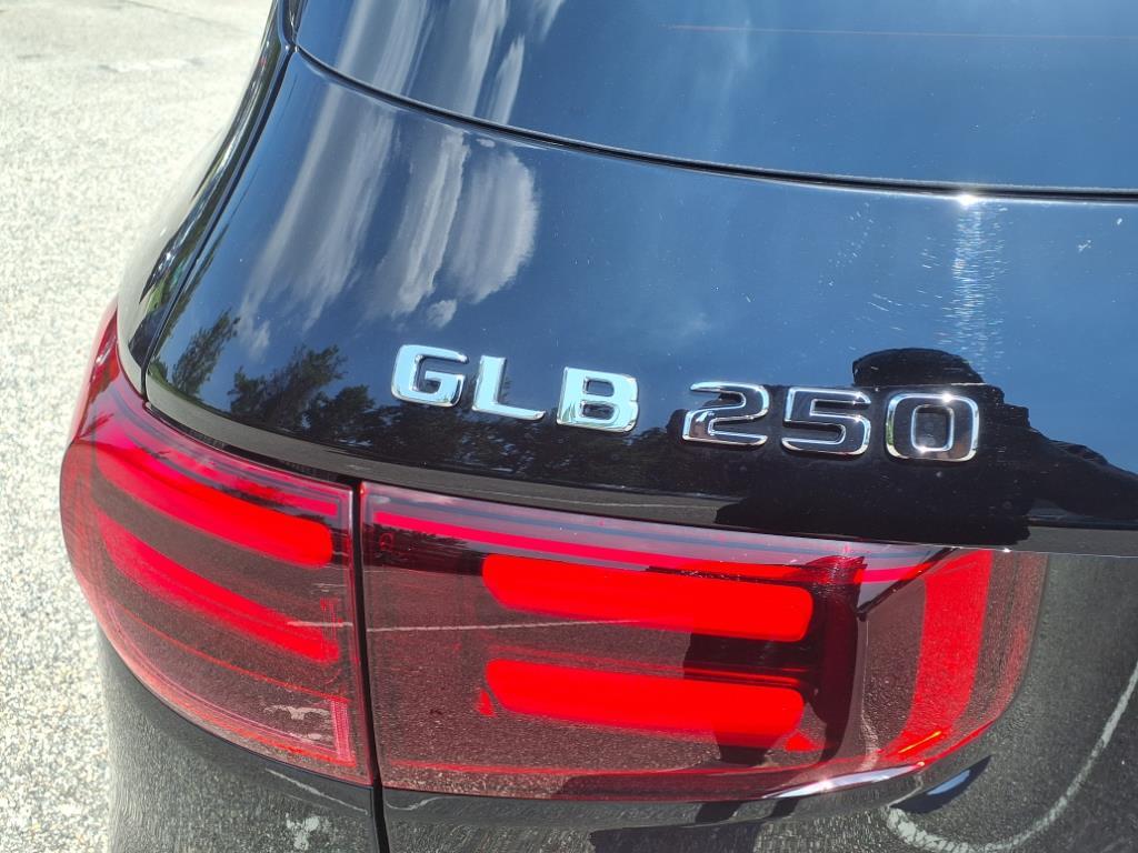 2025 Mercedes Benz GLB 250 photo 4