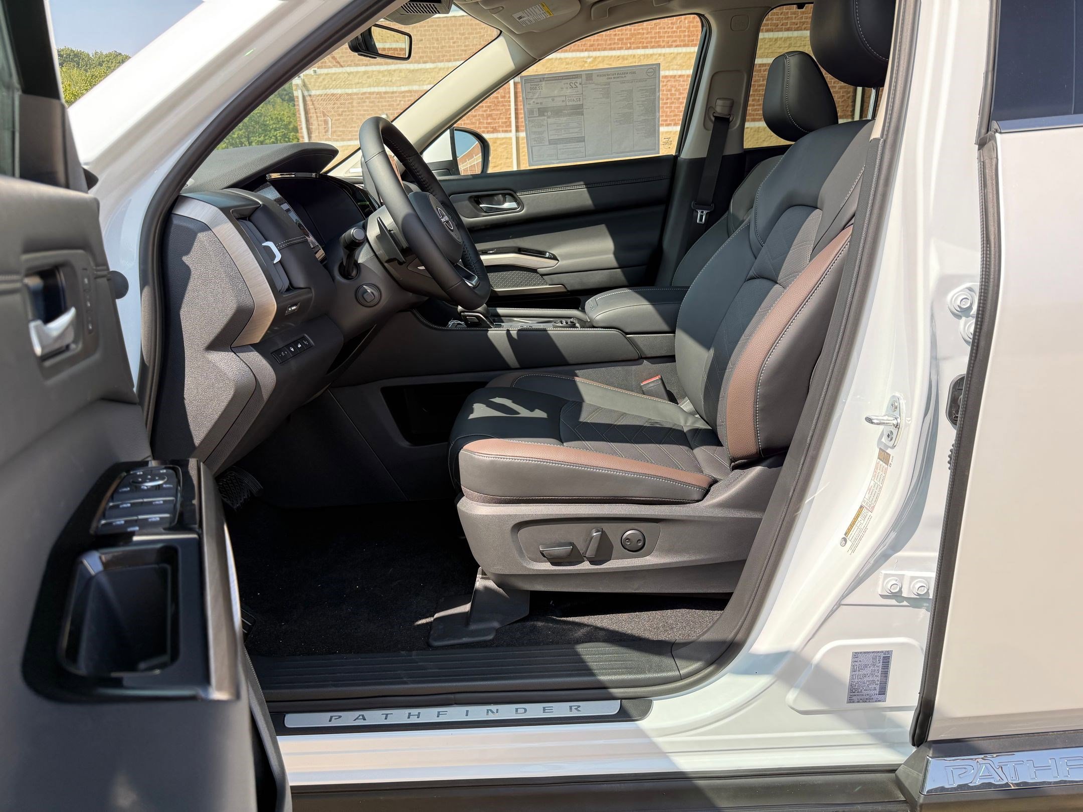2025 Nissan Pathfinder Platinum photo 5