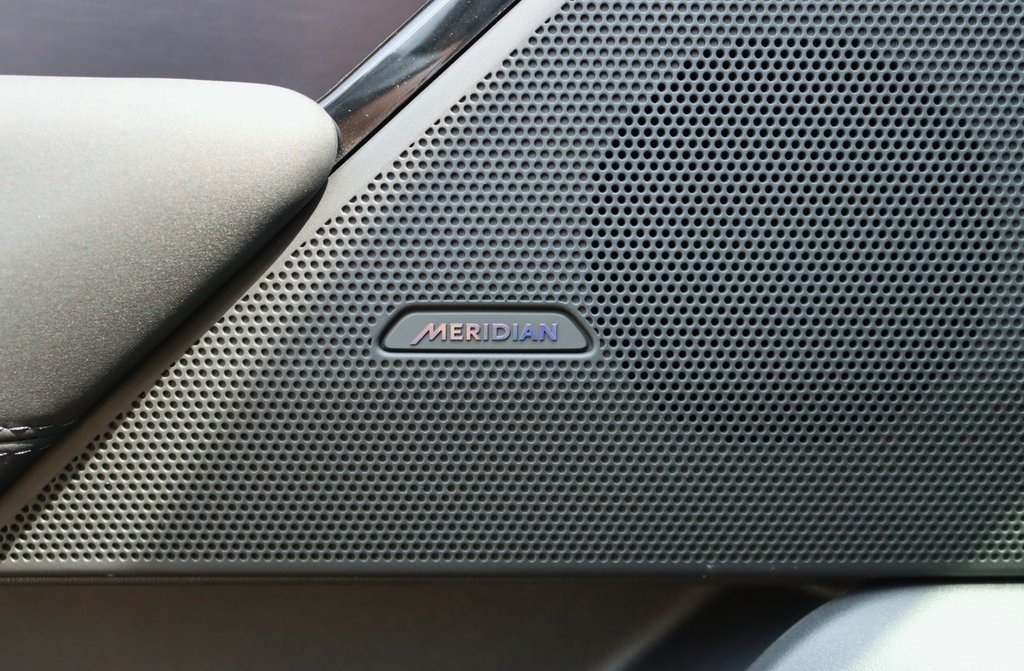 2026 LAND ROVER RANGE ROVER VELAR - Image 10