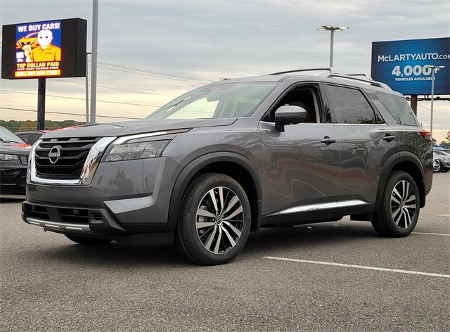 2025 Nissan Pathfinder Platinum photo 3