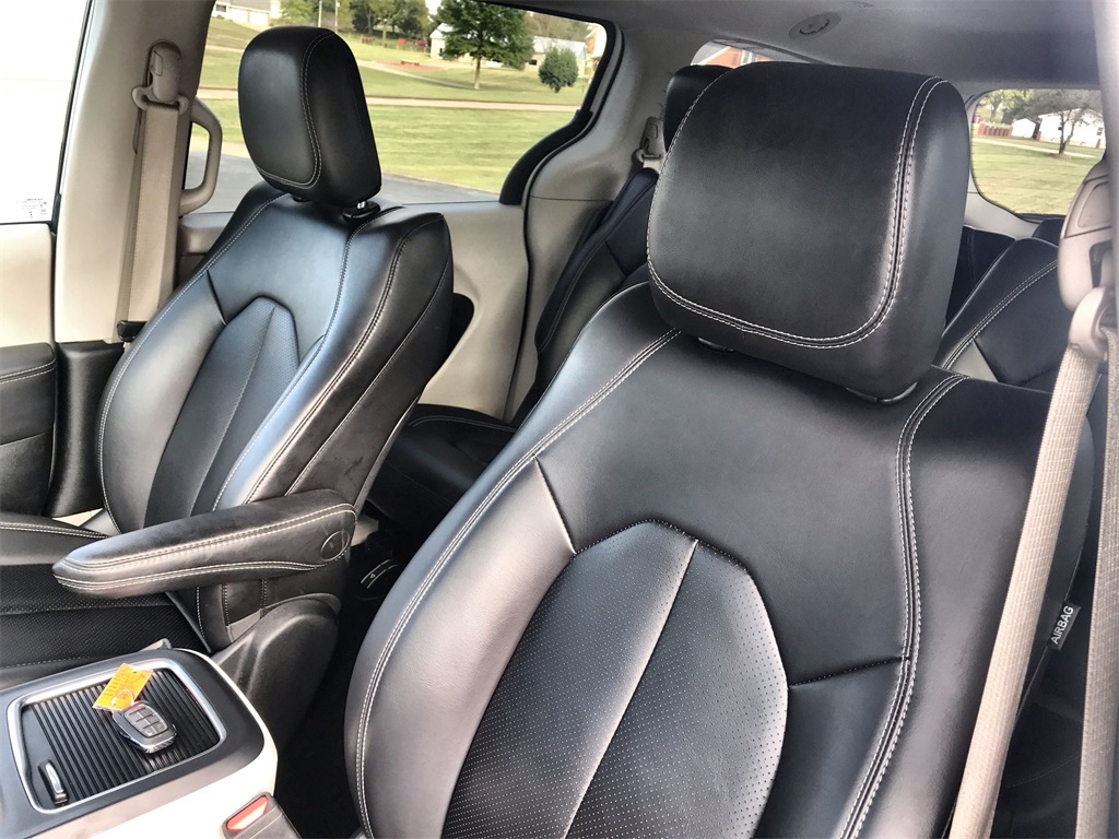 2023 Chrysler Pacifica Hybrid Touring L photo 11