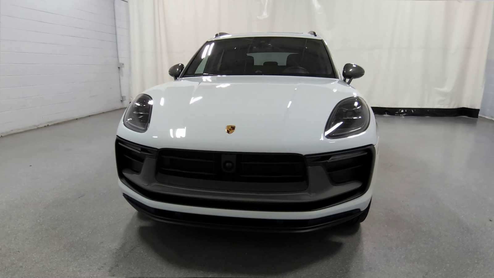 2025 Porsche Macan T photo 2