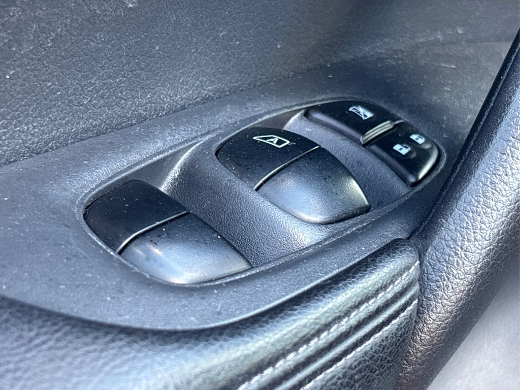 2016 Nissan Rogue SV photo 32