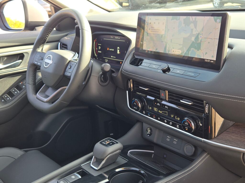 2025 Nissan Rogue Platinum photo 3