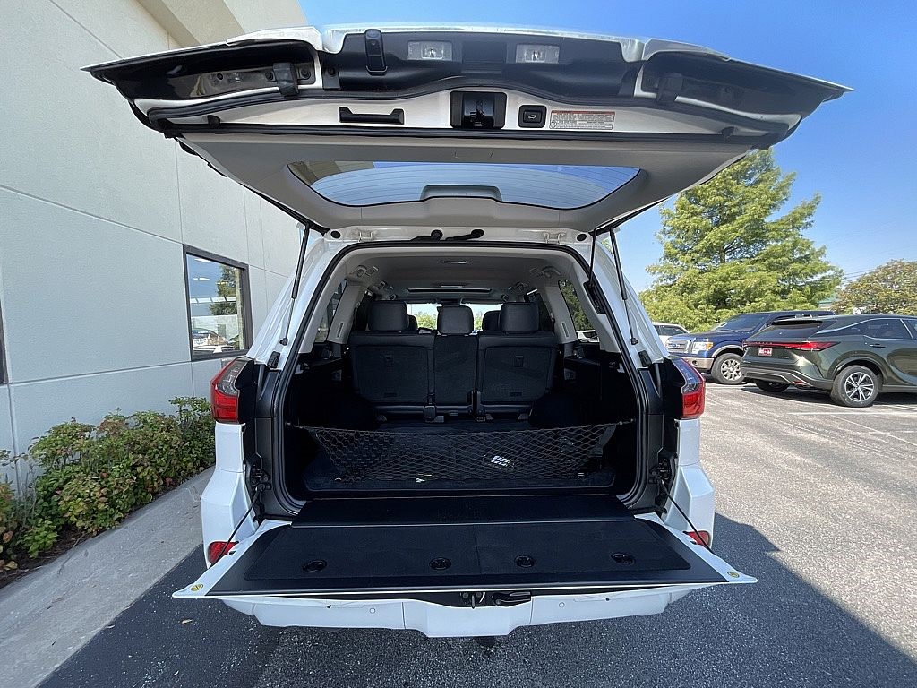 2019 Lexus LX 570 photo 26