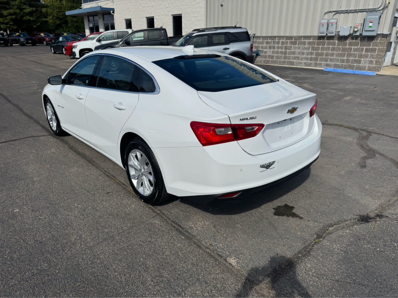 2024 Chevrolet Malibu 1LT photo 2