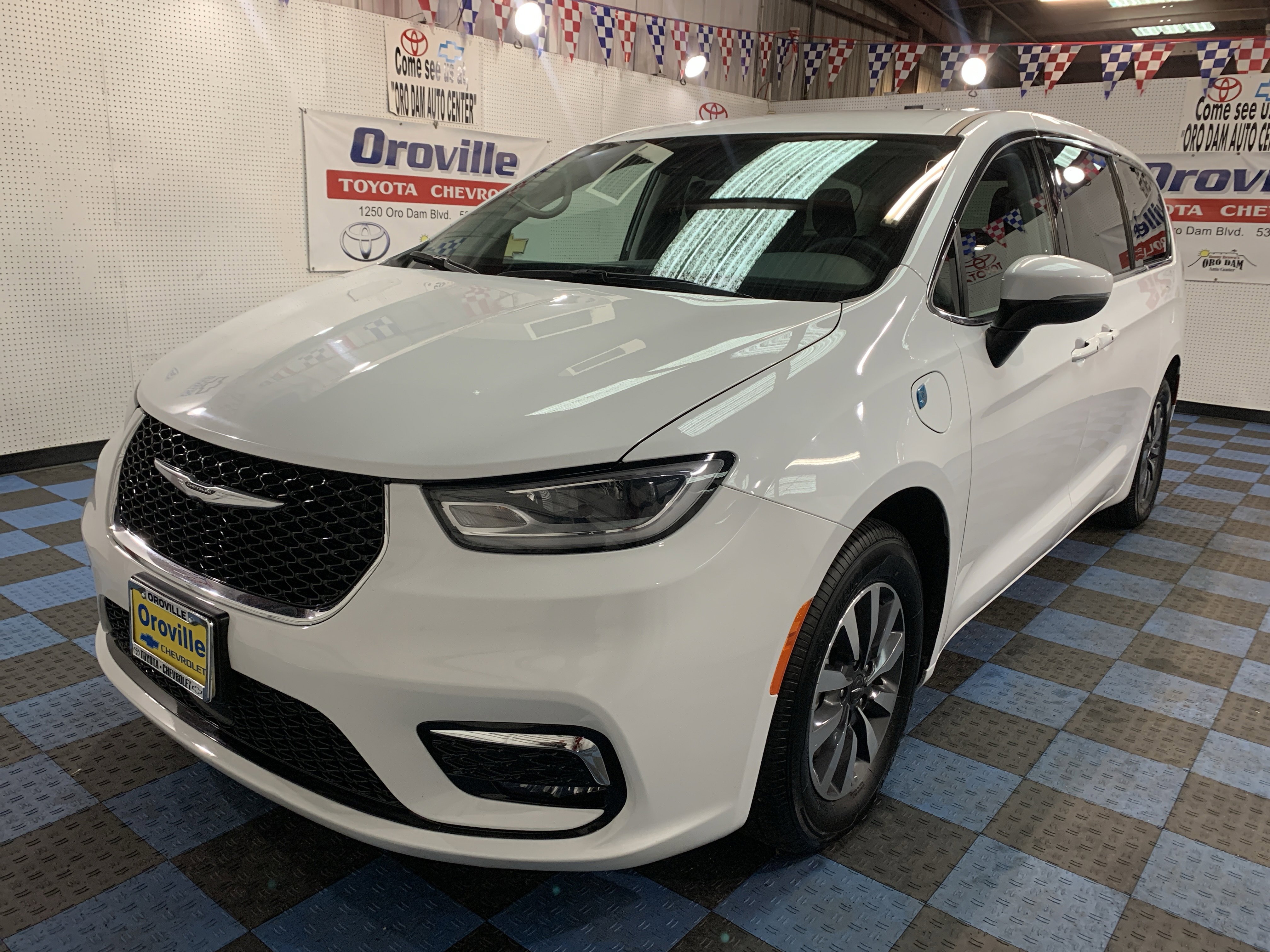 2023 Chrysler Pacifica Hybrid Touring L's photo