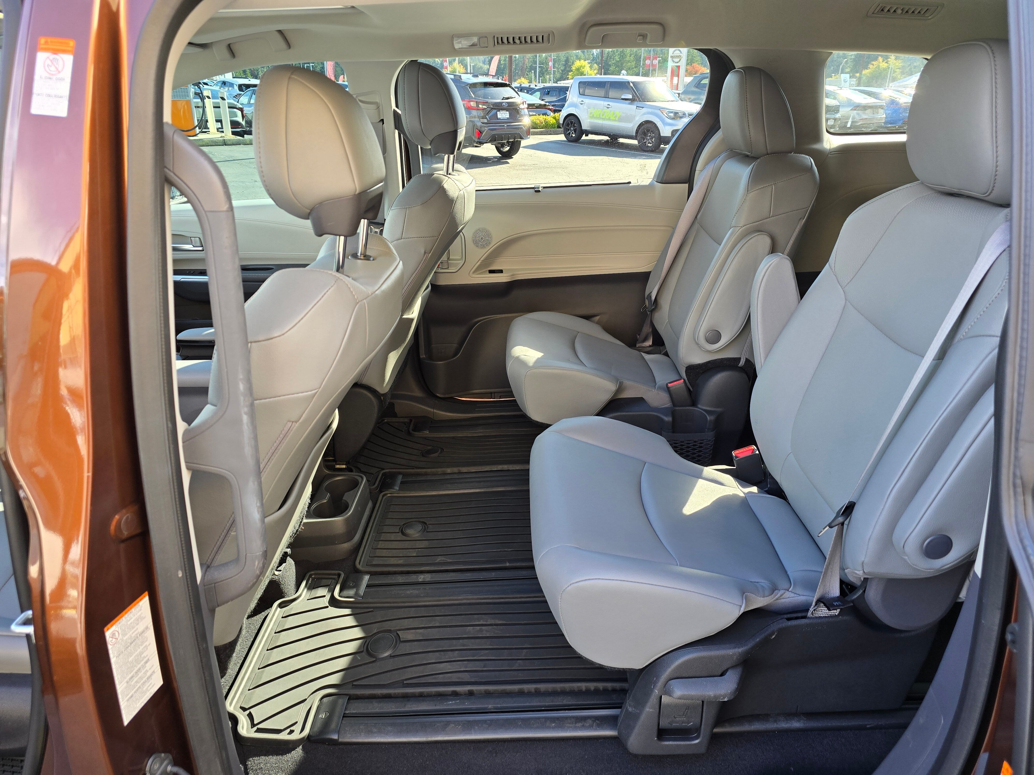 2023 Toyota Sienna XLE photo 3