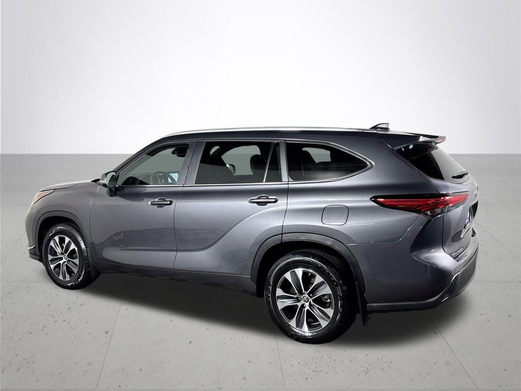2023 Toyota Highlander L photo 7
