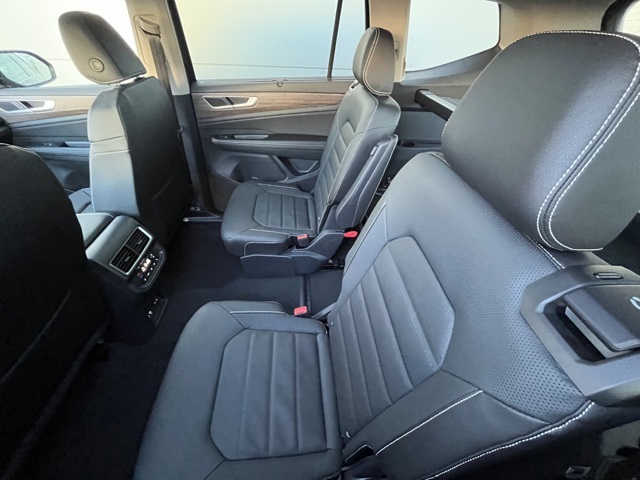 2025 Volkswagen Atlas SEL photo 3