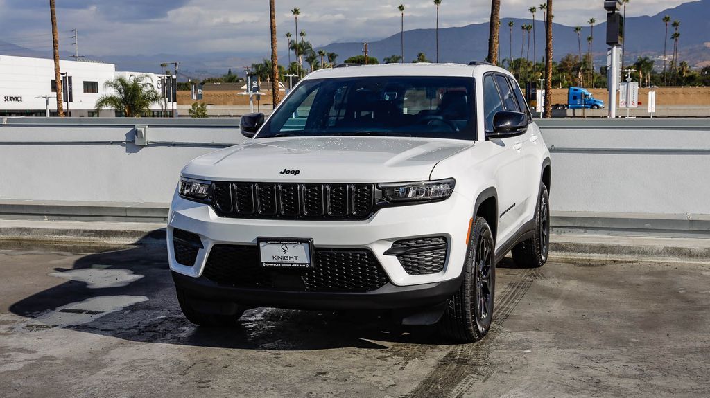 2025 Jeep Grand Cherokee Laredo Altitude photo 4