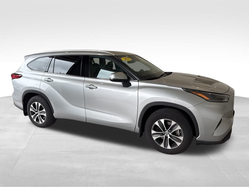 2022 Toyota Highlander XLE photo 2