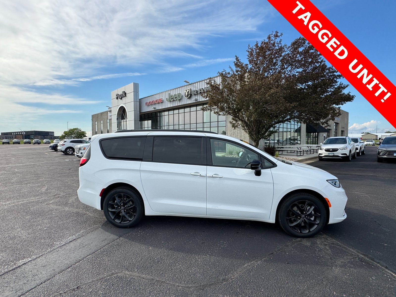 2026 Chrysler Pacifica Limited's photo