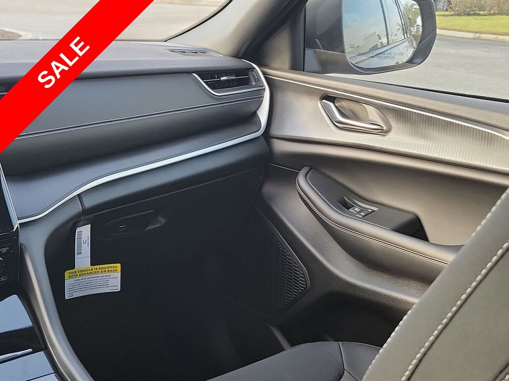 2025 Jeep Grand Cherokee Laredo Altitude photo 25
