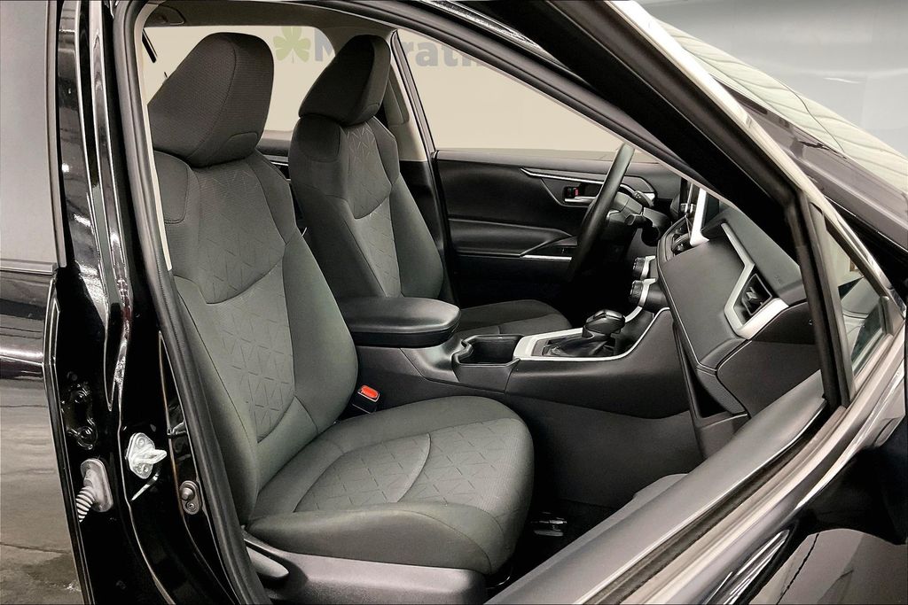 2024 Toyota RAV4 XLE photo 7