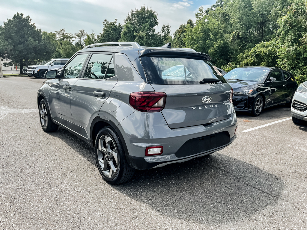 2022 Hyundai Venue SEL Limited photo 2