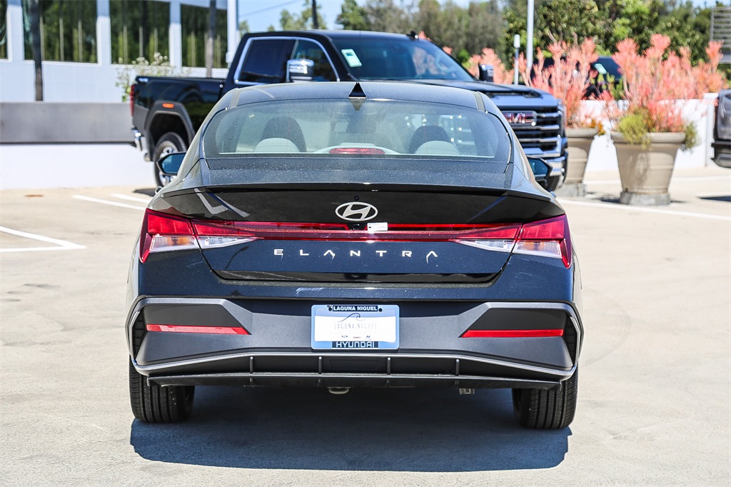 2025 Hyundai Elantra SEL Sport photo 5