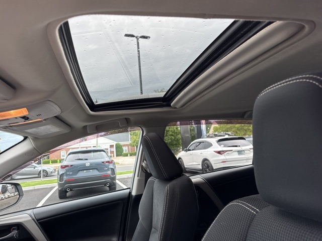 2017 Toyota RAV4 XLE photo 15