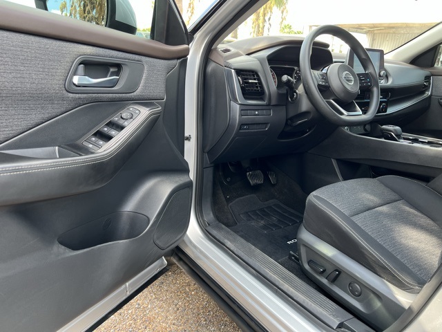 2021 Nissan Rogue SV photo 18