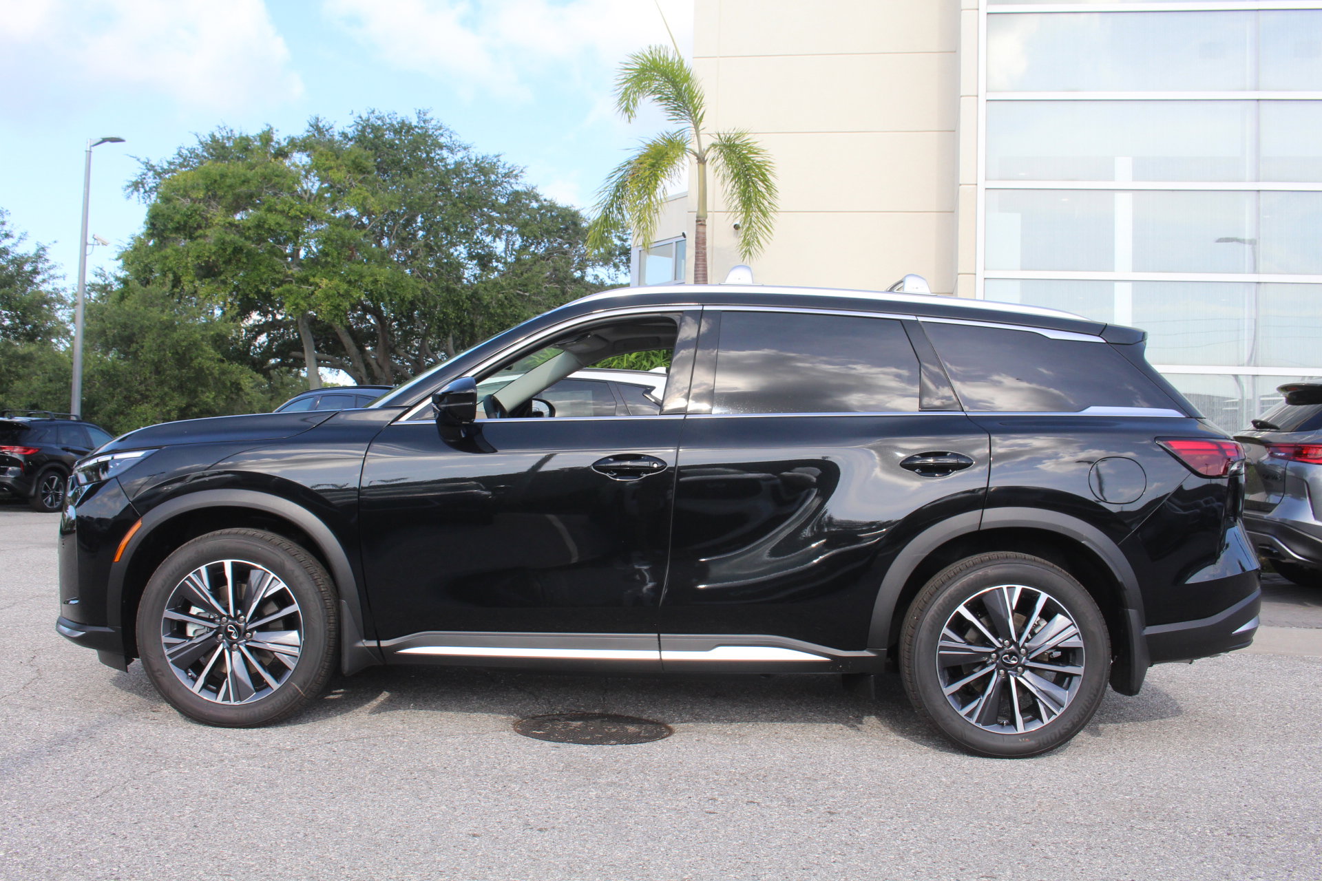 2026 Infiniti QX60 Luxe photo 2