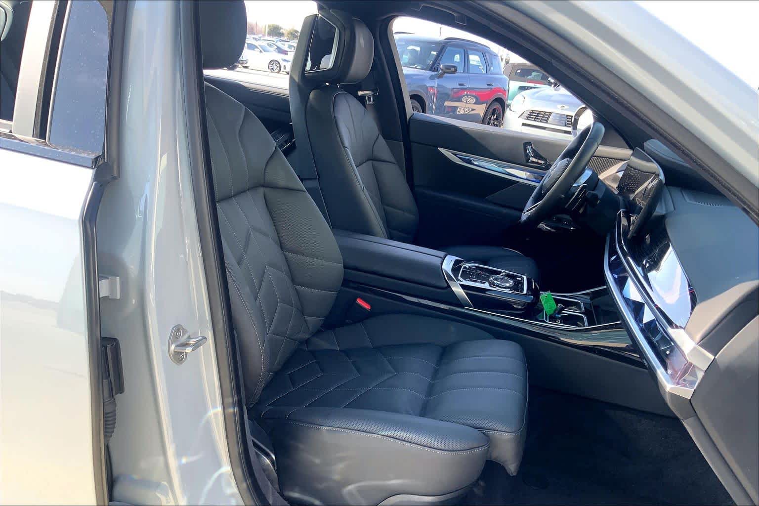 2025 BMW 7 Series 750e - Photo 8