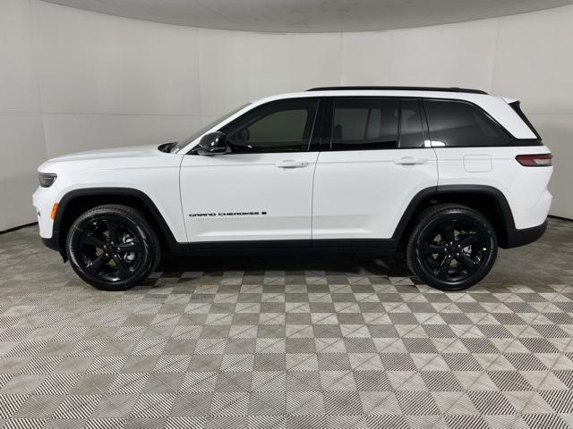 2025 Jeep Grand Cherokee Limited photo 2