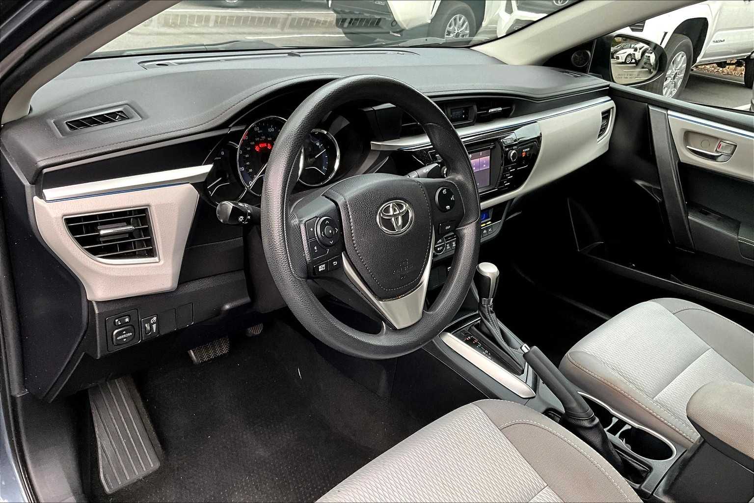 2016 Toyota Corolla LE photo 14