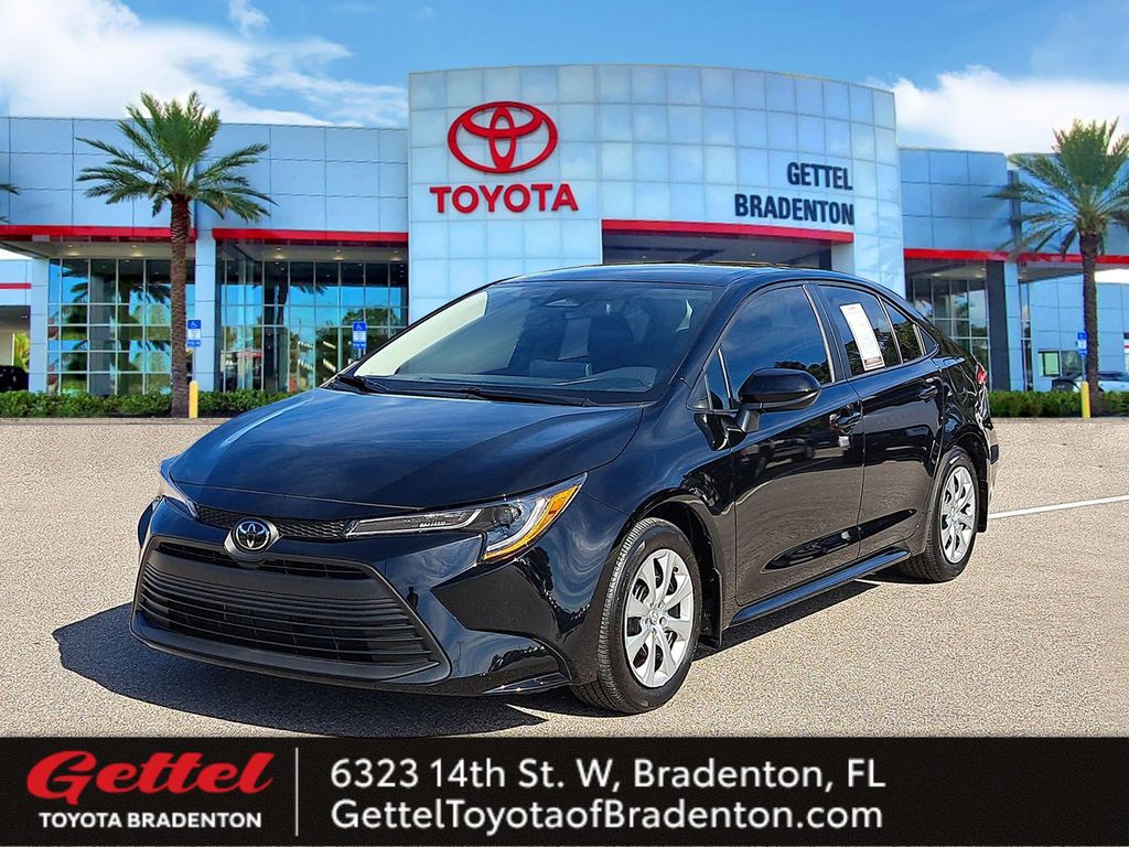 2025 Toyota Corolla LE's photo