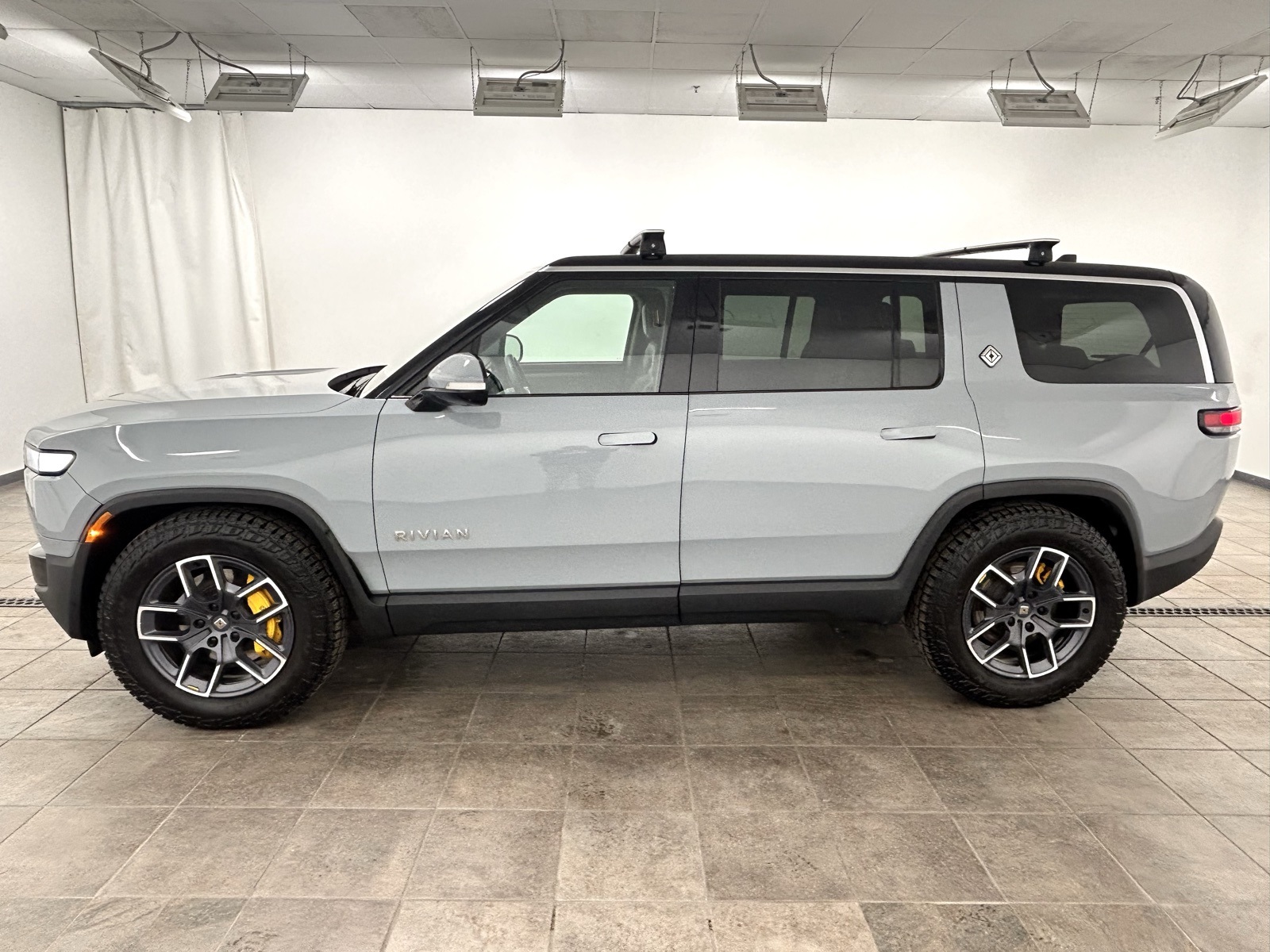 Used 2023 Rivian R1S Adventure with VIN 7PDSGABA7PN018503 for sale in Elmhurst, IL