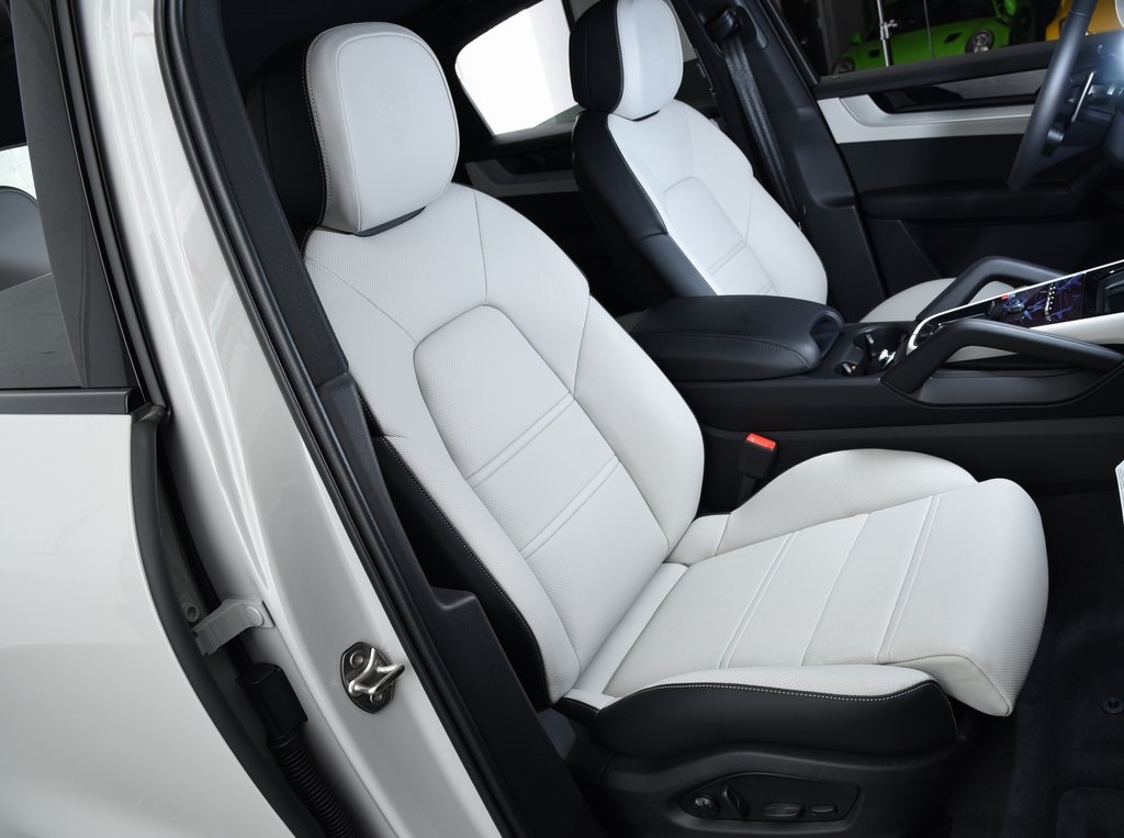 2025 Porsche Cayenne E-Hybrid photo 33