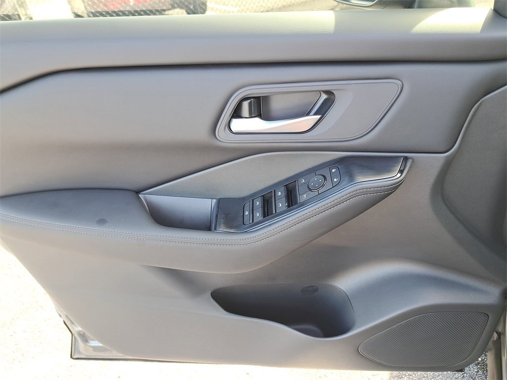 2026 Nissan Rogue SV photo 21