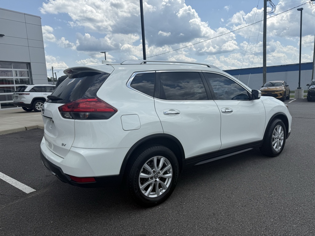 2017 Nissan Rogue SV photo 3