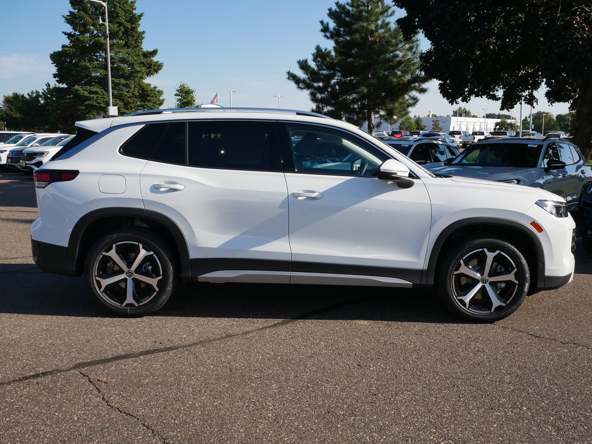 2025 Volkswagen Tiguan SE photo 2