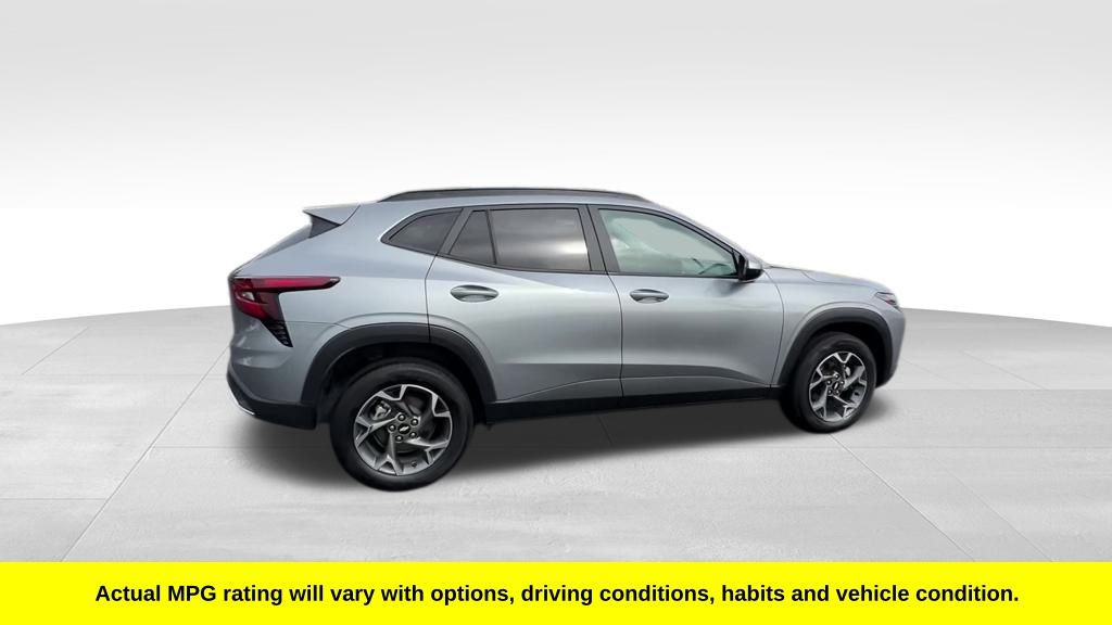 2024 Chevrolet Trax LT photo 2