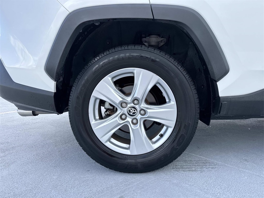 2020 Toyota RAV4 XLE photo 3
