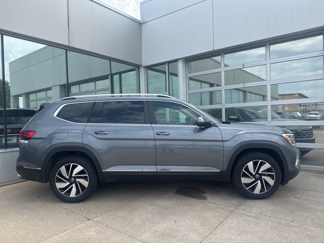 2024 Volkswagen Atlas SEL photo 4