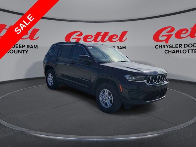 2025 Jeep Grand Cherokee Laredo photo 2