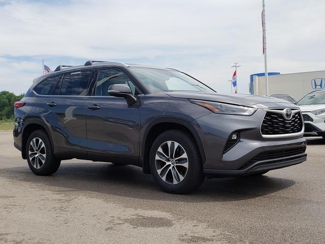 2022 Toyota Highlander XLE photo 3