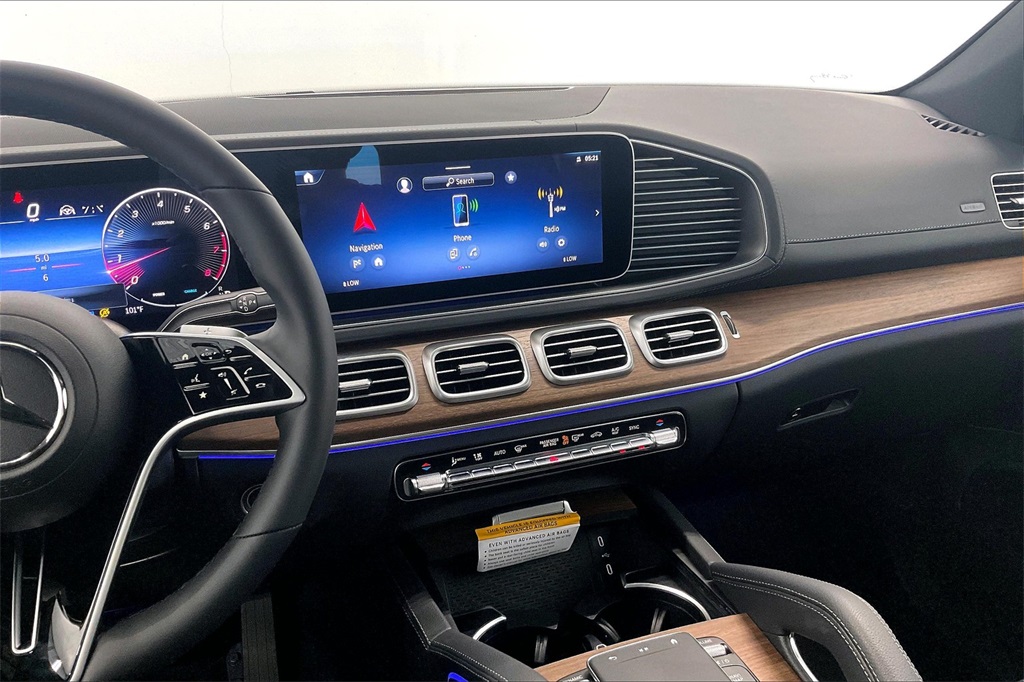 2025 Mercedes Benz GLS 450 4MATIC photo 3