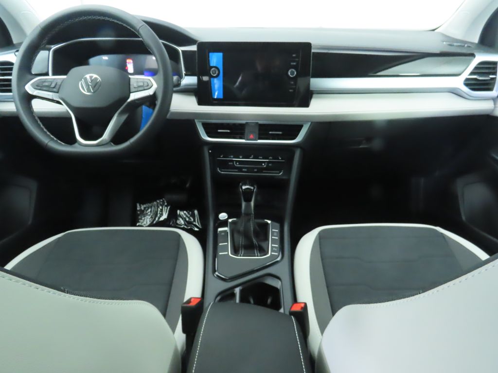 2025 Volkswagen Taos SE photo 13