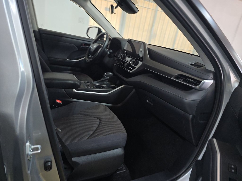 2024 Toyota Highlander LE photo 16